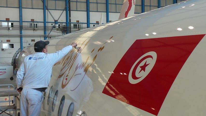 Les coulisses de l'habillage de l'avion â€ªTunisairâ€¬ pour le Nobel