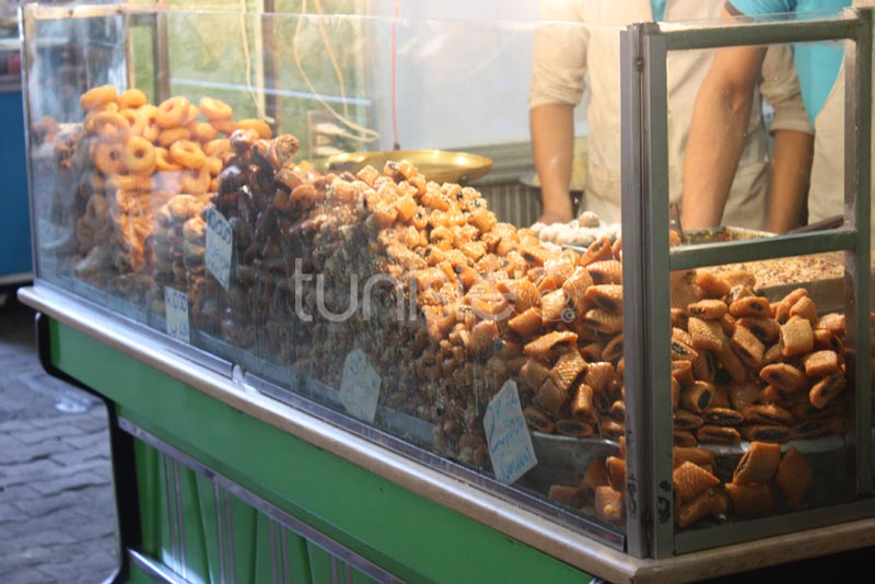 Vente de Hlou Arbi et de pâtisseries Ã  la Médina de Tunis