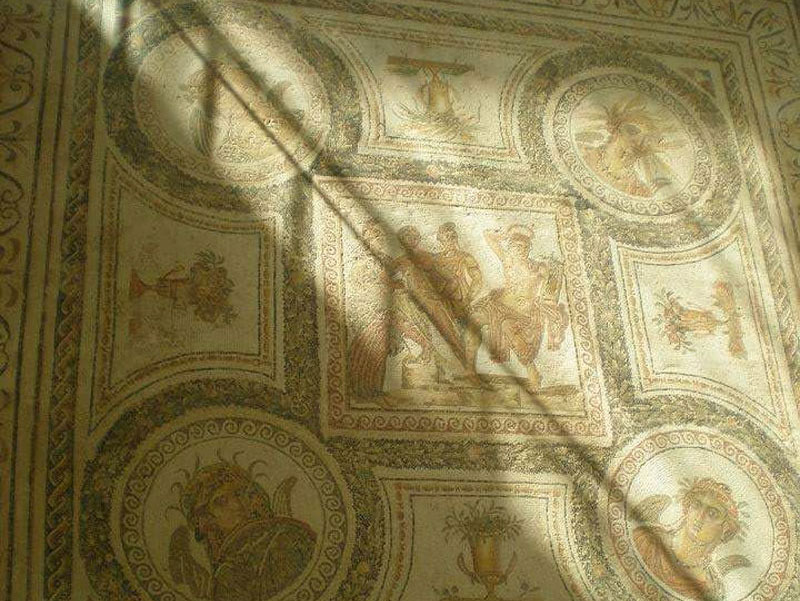 Cette touriste serbe fascinée par les mosaÃ¯ques du Musée du Bardo