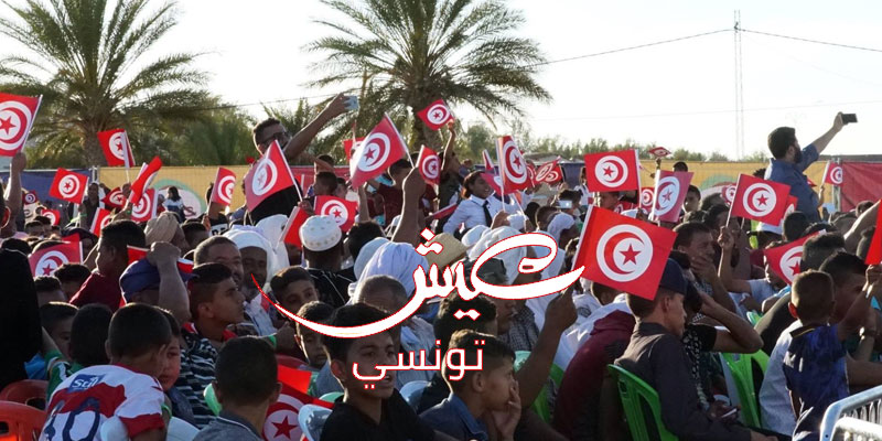 بالصور : عندما يجتمع أهالي رجيم معتوڨ أمام شاشة عملاقة لتشجيع المنتخب التونسي